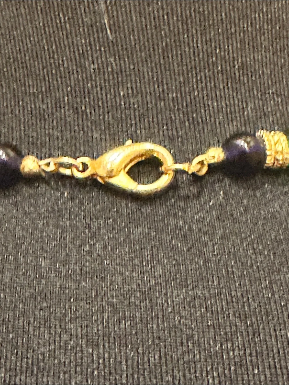 THIS IS A LADIES MURANO GLASS NECKLACE MEASURING 17” IN LENGTH, 6” WHEN WORN. I